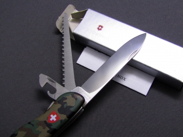 Schweizer Taschenmesser VICTORINOX, Mod. FORESTER camouflage mit rotem Schweizer Wappen auf den Schalen
