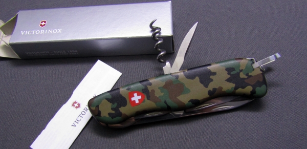 Schweizer Taschenmesser VICTORINOX, Mod. FORESTER camouflage mit rotem Schweizer Wappen auf den Schalen